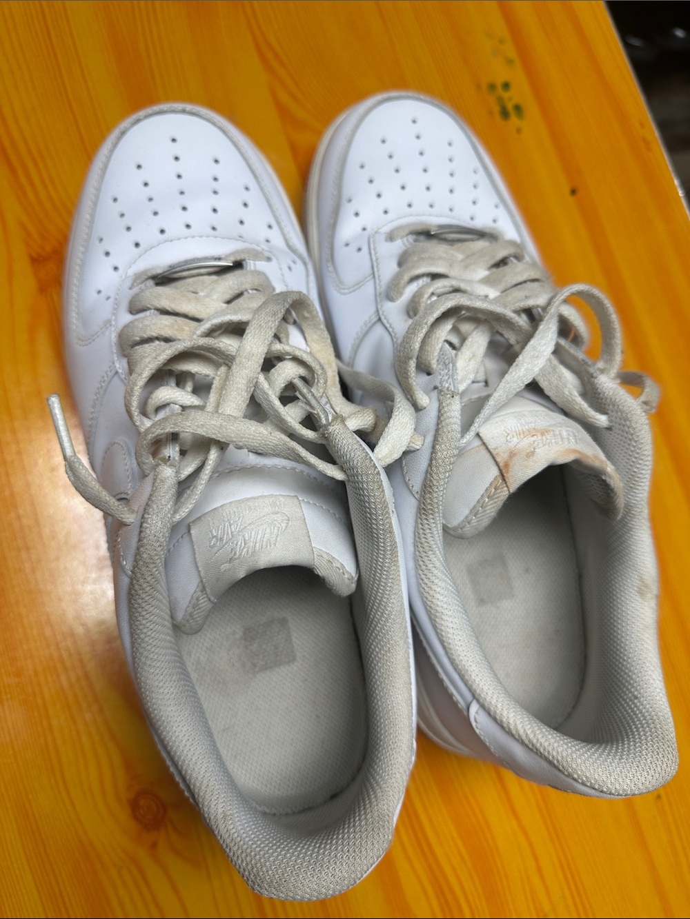 White Low-Top Men's Sneakers - Classic Everyday Comfort